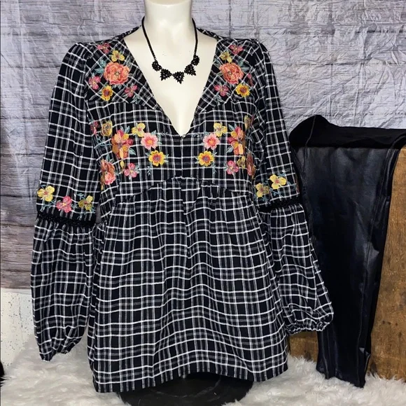 Savanna Jane Black & White Plaid Top With Embroidered Flowers - Picture 2 of 11